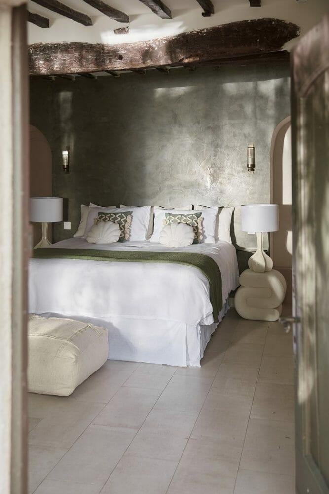 Dormitorio en colores sobrios simulando el fondo del mar, estilo Mermaidcore