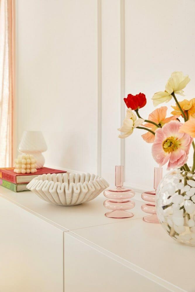 Objetos decorativos encima de un aparador de estilo Mermaidcore