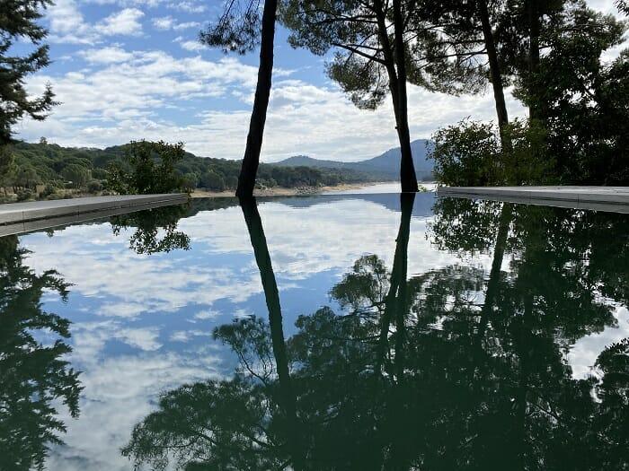 piscina entre árboles y campo