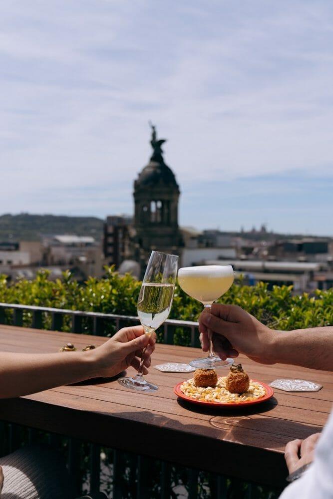 un plato de comida con dos personas brindando en una terraza