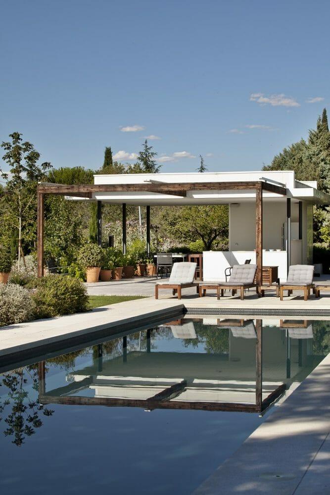piscina con zona de cenador con sofás