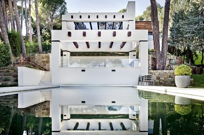 enrome casa blanca con piscina