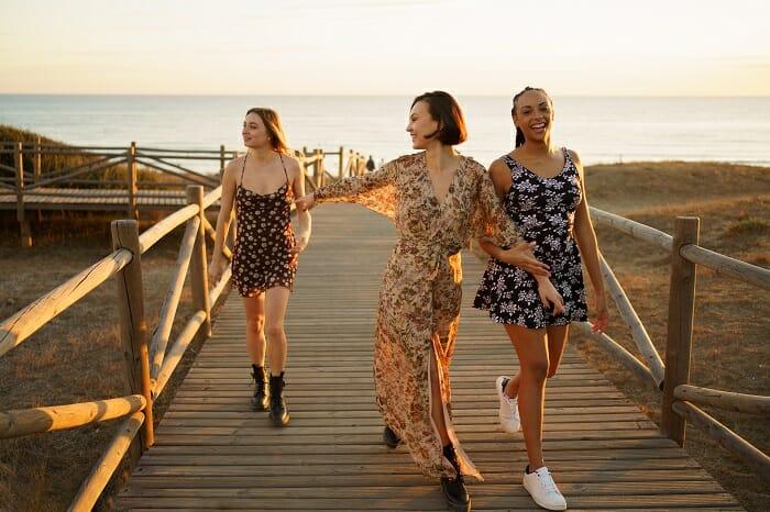 chicas en pasarela madera de una playa