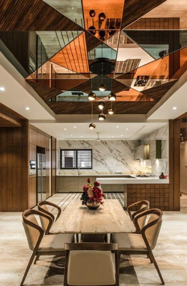Salón con cocina abierta con revestimientos de metacrilato