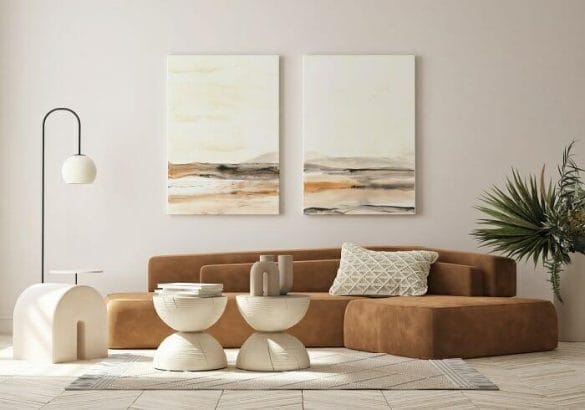 Salón con sofá marrón y en la pared dos cuadros de arte abstracto minimalista