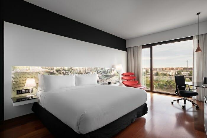 Habitación con escritorio y sillas de diseño de Hotel Hilton Madrid Airport