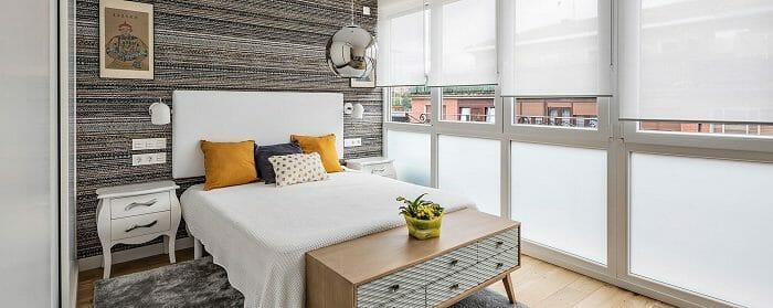 Habitación con ventanas de pvc traslúcidas