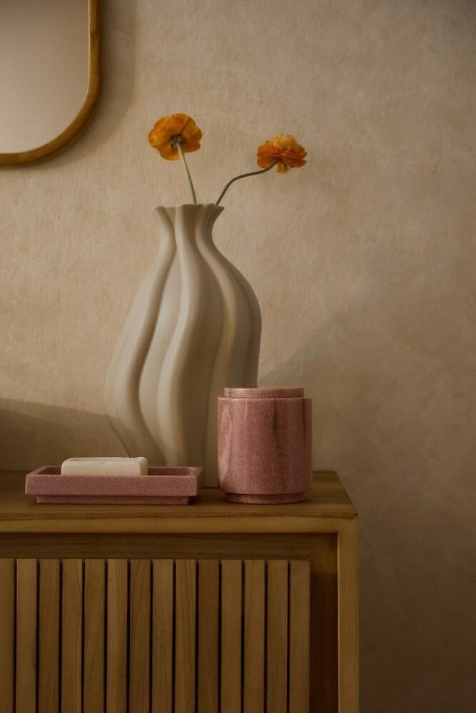 Jarrón con flores en un aparador