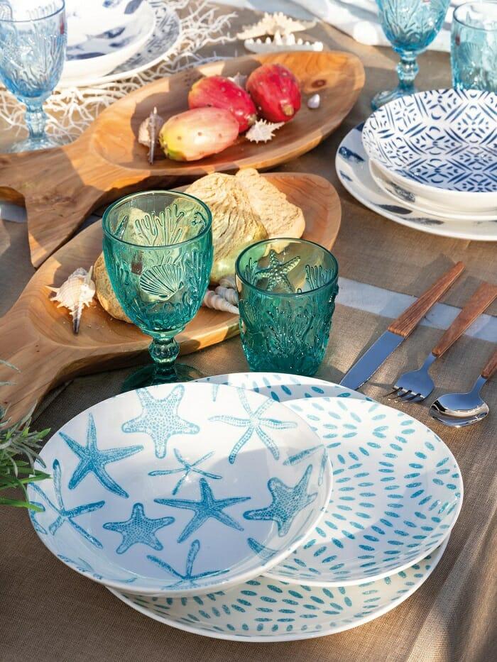 Mesa puesta con platos con estrellas dibujadas y copas