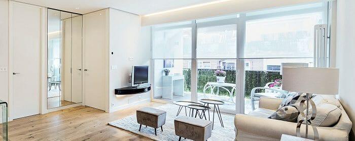 salón con grandes ventanas de pvc