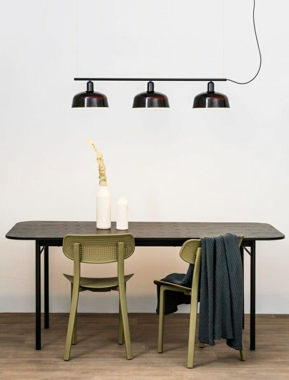 lámparas de tres apliques negros colgantes sobre mesa de escritorio