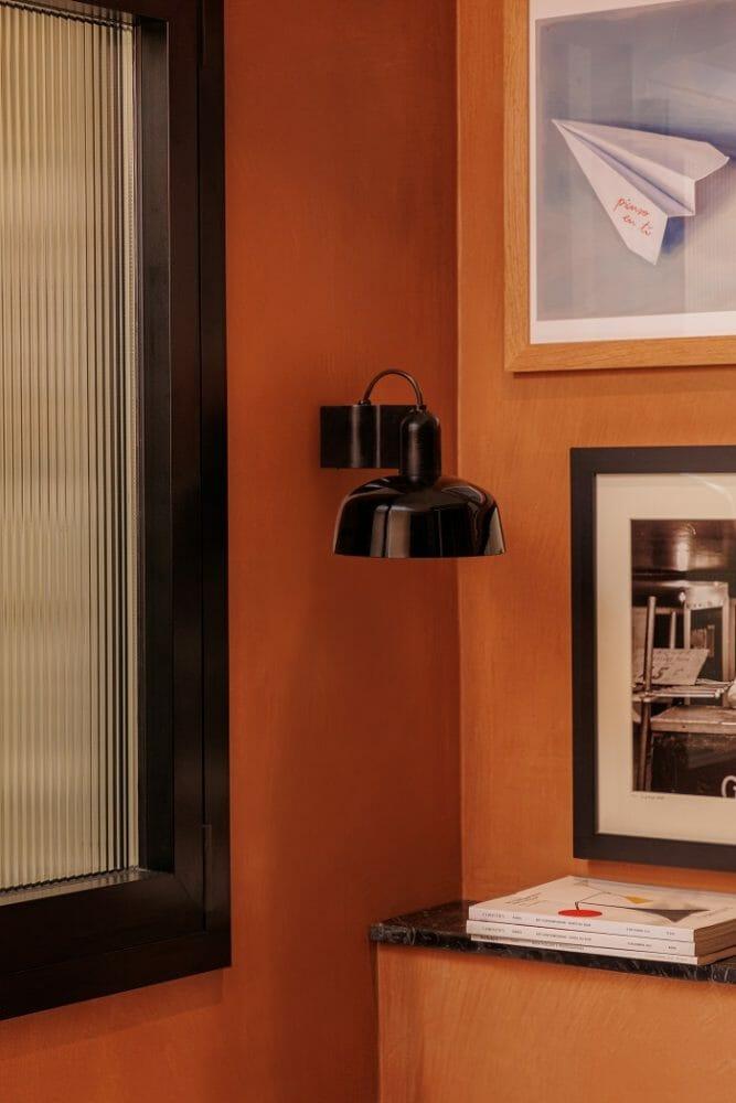 pequeño aplique de lámpara en pared en una esquina de una habitación