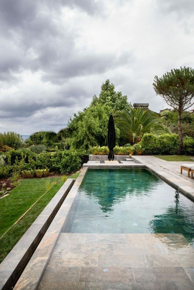 exterior con césped y piscina