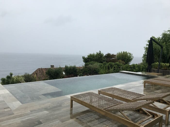 Piscina en lo alto sin borde y de fondo el mar