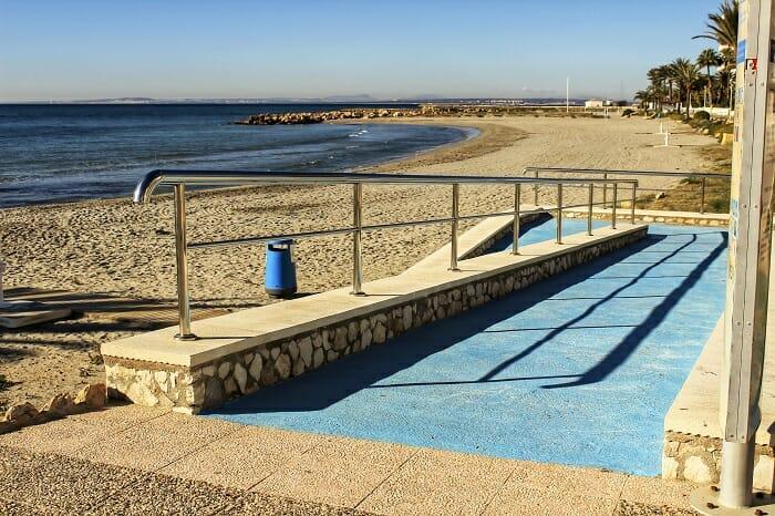 plata con acceso con rampa accesible para minusválidos