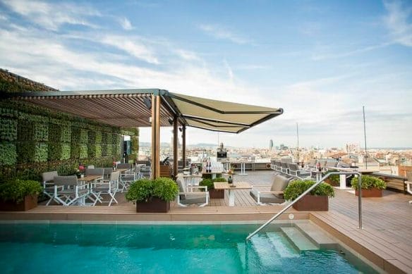 Terraza en la azotea de un hotel de Barcelona con piscina y sombrilla