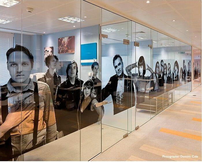 Vinilo adhesivo con dibujo de las cristaleras de una sala de oficina