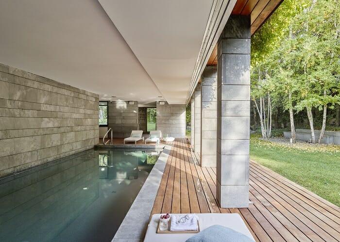 casa con piscina en exterior