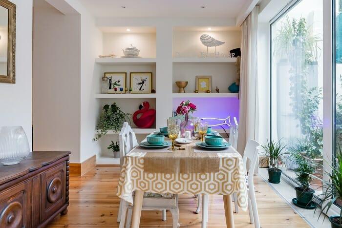 Mesa de comedor en salón