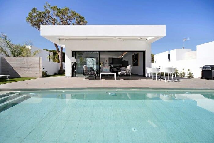 Fachada con piscina en frente de una villa de lujo llamada Sea Villa