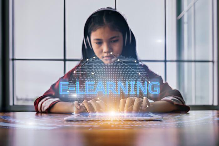 estudiante asiatica estudiando con e learning