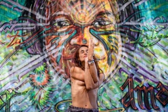 Mujer desnuda por la parte de arriba tapándose los pechos con las manos en Festival Luz del Sur 2023 en Cádiz