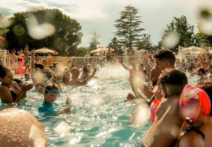 Gente joven en la piscina del festival Slap en Zaragoza