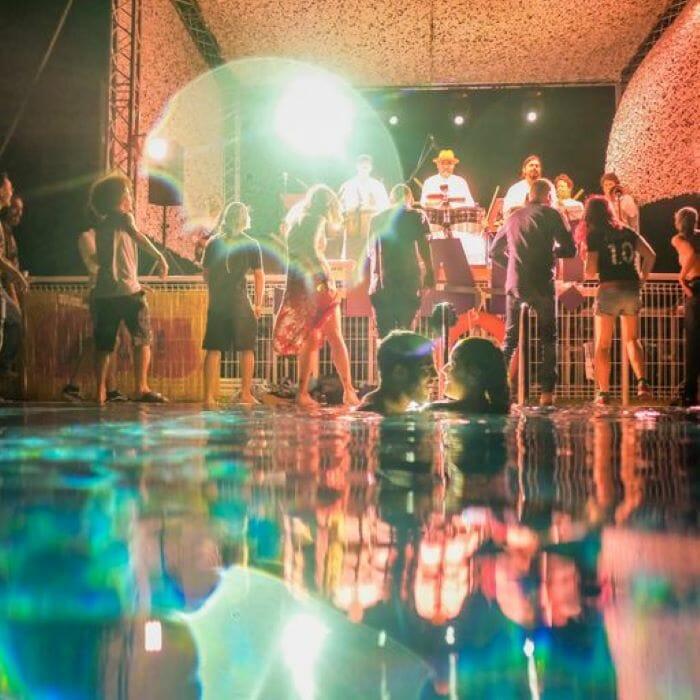 Gente en la piscina del festival Slap