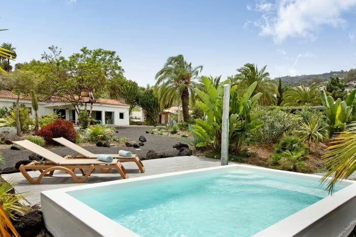 Exterior de una finca en España con piscina