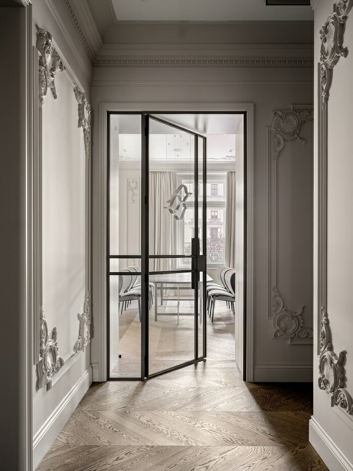 Hall entrada de un piso de diseño clásico