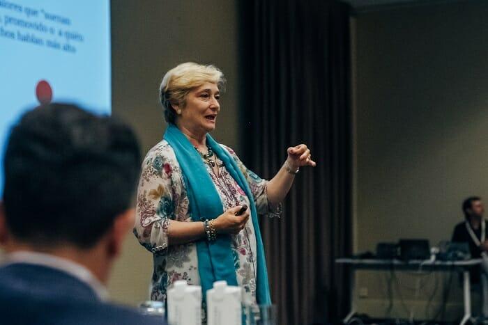 Mujer haciendo una ponencia de jornadas de Reflexión Estratégica Hábitat 2023