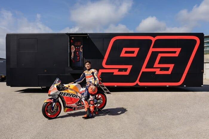 Marc Márquez posando con su moto delante de su Motorhome Airbnb