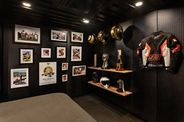 zona del Motorhome de Marc Márquez con sus trofeos y cuadros