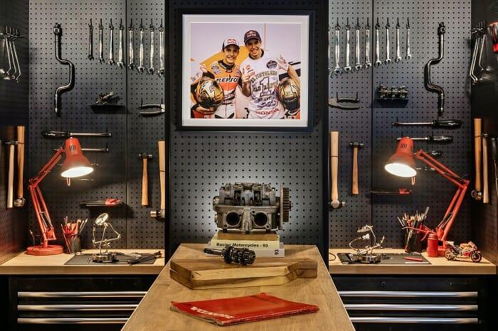 Interior del Motorhome de Marc Márquez con sus herramientas