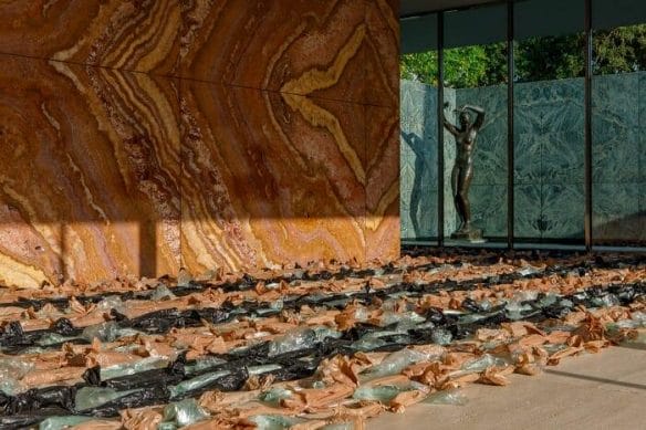 Exposición en el Pabellón de Mies van der Rohe con bolsas de plástico