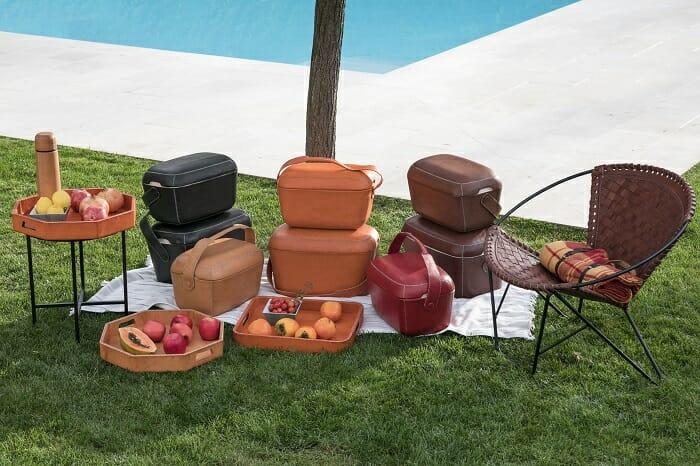 Picnic con sillas de cuero en la piscina