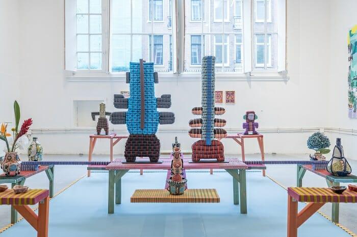 Piezas en espacio de una galería en Feria Internacional de Arte Contemporáneo en Barcelona