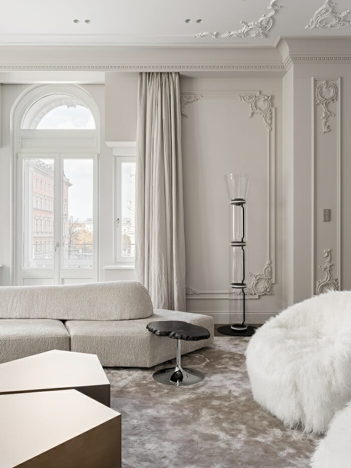 Detalle de un salón con la pared con decoración