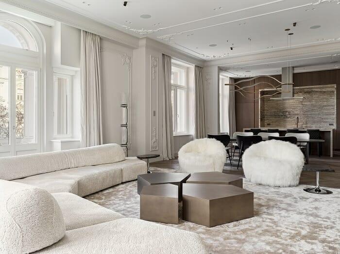 Salón de diseño clásico con cocina abierta de fondo