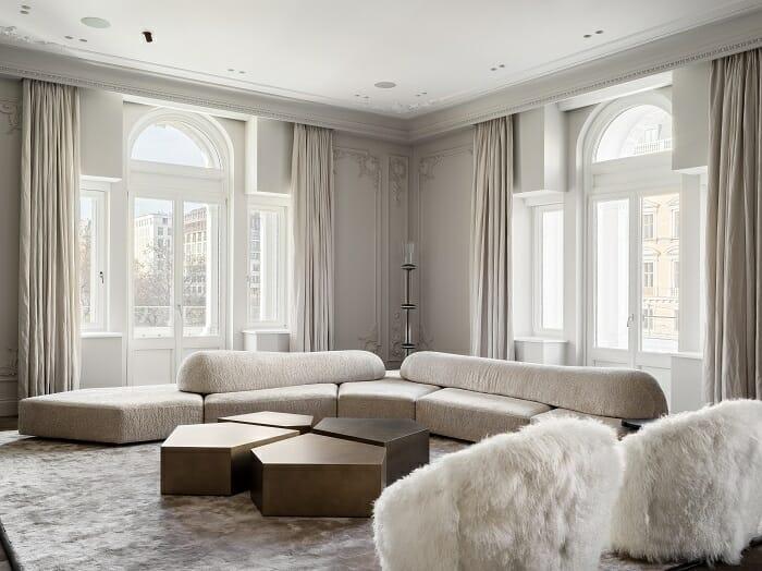 Interior de un salón con gran sofá blanco y diseño clásico