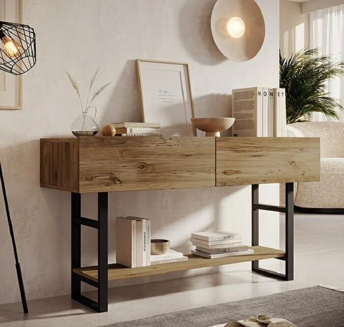 Recibidor en la entrada de una casa de estilo rústico en madera y patas de acero negras