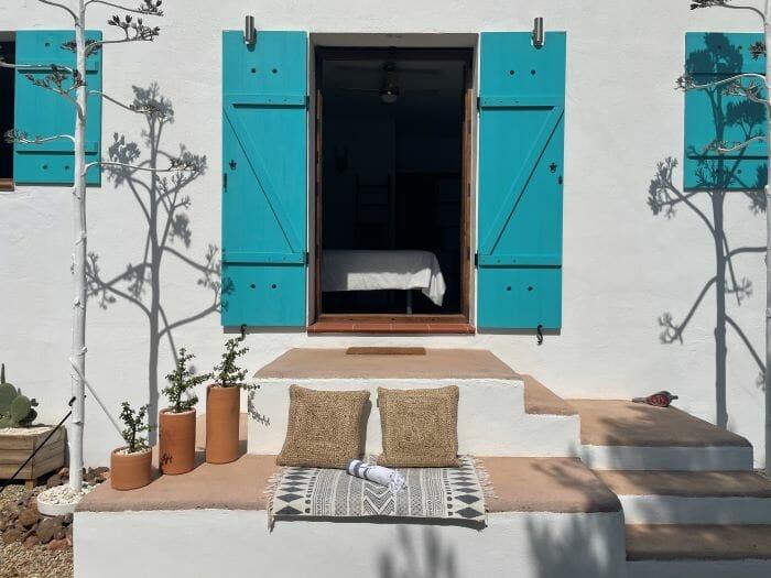 Ventana azul de un refugio de alojamiento Airbnb en Almería