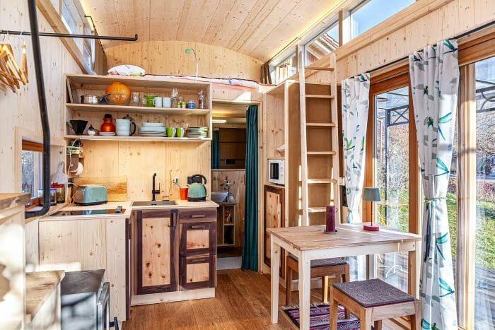 Interior de una acogedora tiny house en Alemania