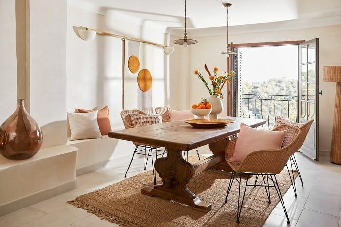 Interior de un salón con decoración en color blanco y madera en la mesa de comer
