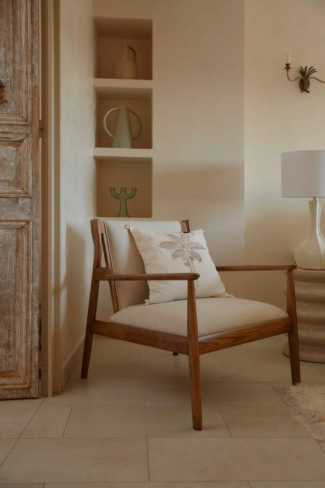 Silla de madera en un espacio con decoración en tonos blancos