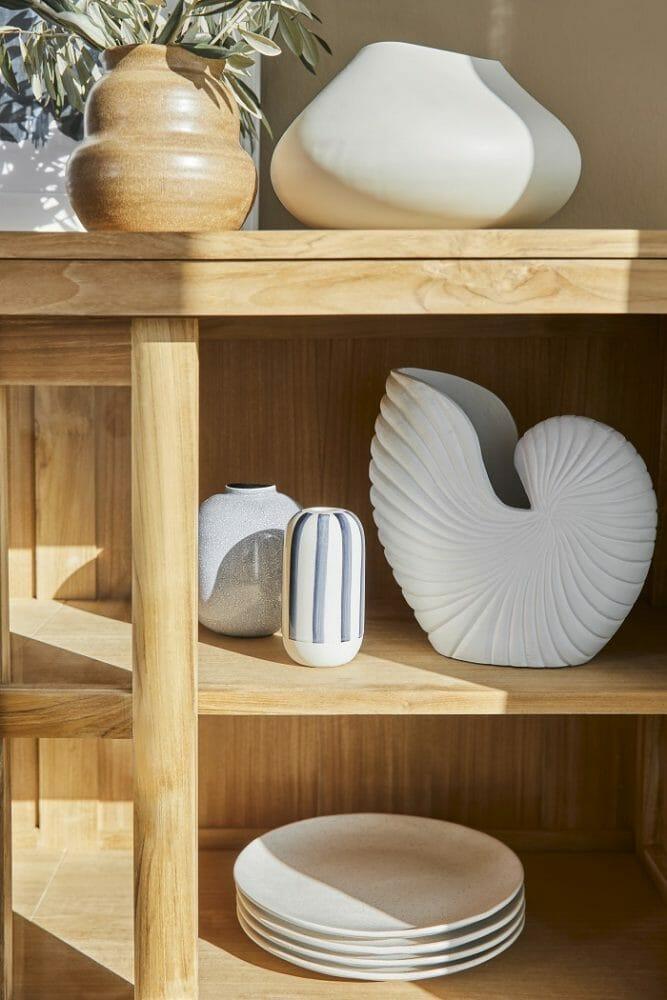 Estantería de madera con artículos decorativos en color blanco
