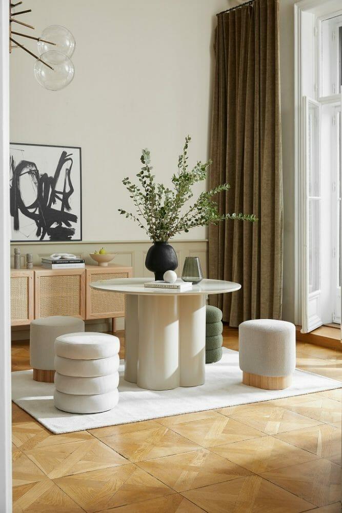 Zona de mesa y silla con una decoración en blanco y madera