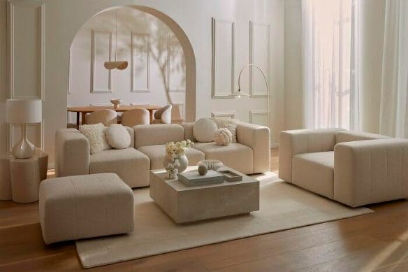 Interior de un salón con sofás en blanco combinado con la madera para decoración