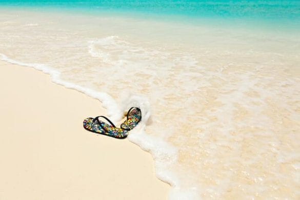 sandalias de colores en la orilla playa