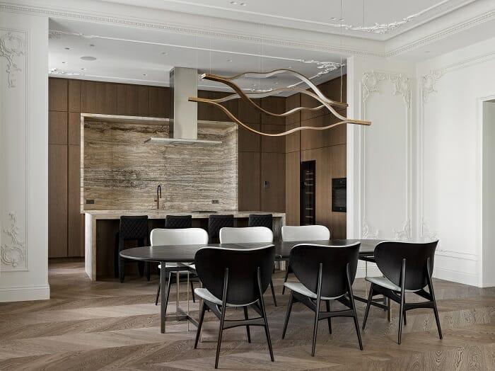 Cocina de diseño con isla y mesa con sillas para comer